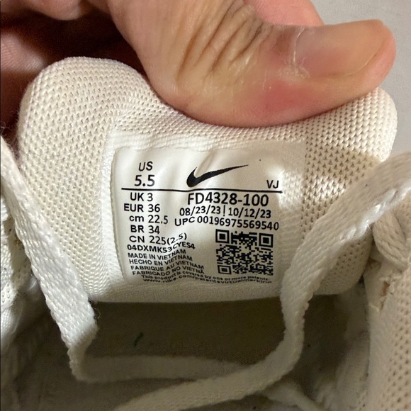 Nike Women’s Air Max 90 in Cream, Light Gray & Pale Yellow - Picture 5 of 7